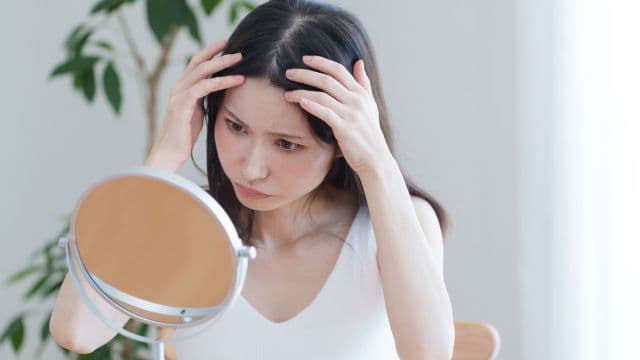 20代女性で分け目ハゲになる原因は？薄毛対策や予防方法について解説