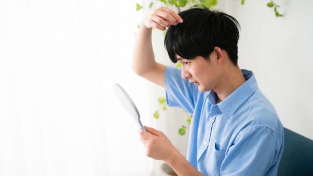 20代で薄毛（若はげ）になる原因は？薄毛対策や治療方法を解説