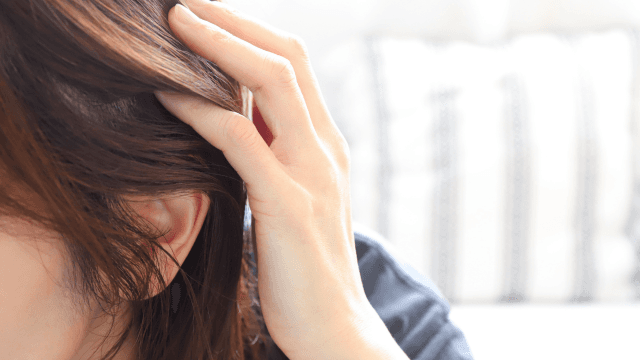 頭皮のかさぶたを治すには？考えられる原因と対処法を解説