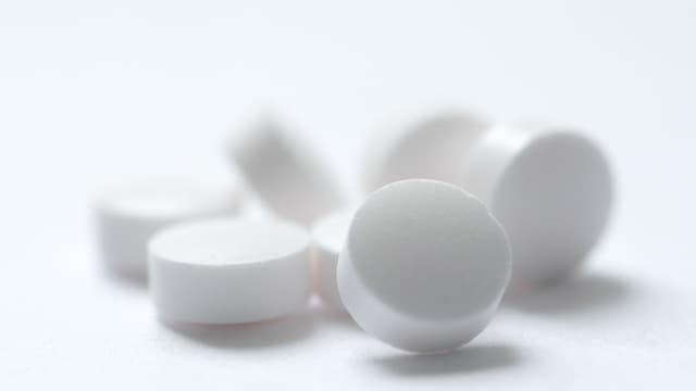 トラネキサム酸とは？シミ・肝斑を改善する仕組みや副作用、使用の注意点を解説