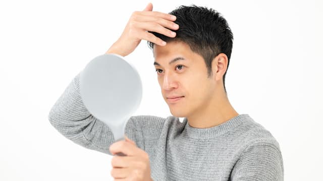 おでこに指が4本入るのは薄毛？セルフチェックと見分け方を解説