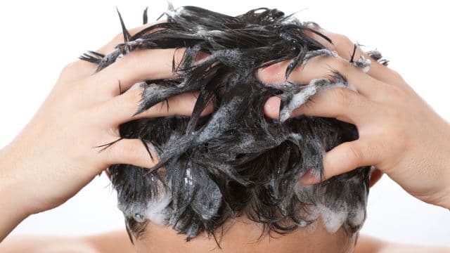 頭皮が乾燥するのはなぜ？保湿する方法やフケ対策を解説