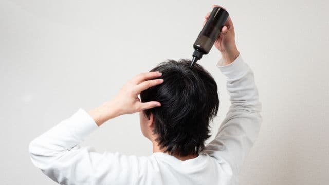 ヘアトニックのデメリットとは？育毛剤との違いや効果、使い方を解説