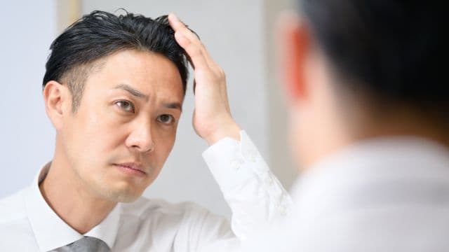 前髪が薄いのはAGAが原因？対策や生え際をカバーする髪型も紹介