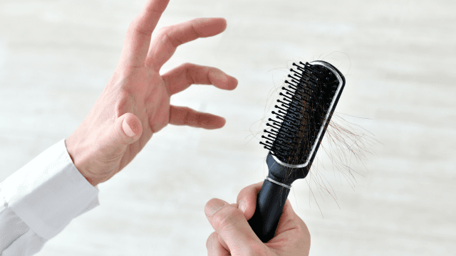 秋に抜け毛が増える原因は？回復までの期間や自分でできる対策を紹介