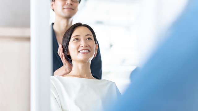 「薄毛で美容院が恥ずかしい」と悩む方へ対策や髪型、AGA治療を解説
