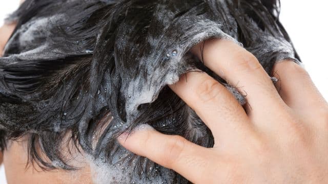 毎日シャンプーするとハゲる？薄毛の原因や適切なシャンプーの回数を解説