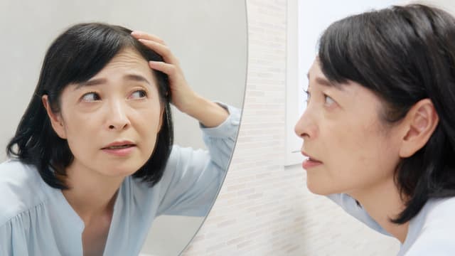 女性の薄毛対策とは？考えられる原因とセルフケア、治療方法を紹介