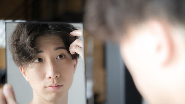 高校生で薄毛になる原因は？セルフチェック方法や対策を解説