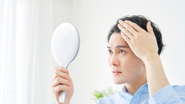髪の毛が細い原因は？細い人の特徴やAGAによる薄毛の治療方法を紹介
