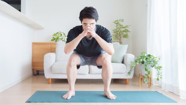 スクワットで勃起力は上がる？正しいやり方やED治療法について解説