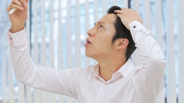 前髪が薄いのはAGAが原因？薄毛の進行を抑える方法やAGA治療を解説