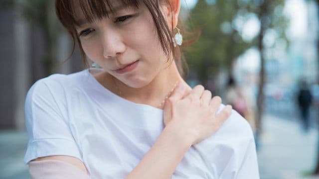 生理前に首が痛いのはなぜ？肩こりや頭痛が起こる原因と対処法を解説