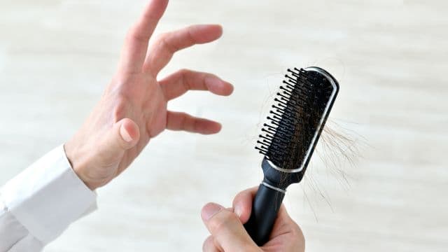 髪が抜けるのは病気のサイン？考えられる原因と受診の目安を解説