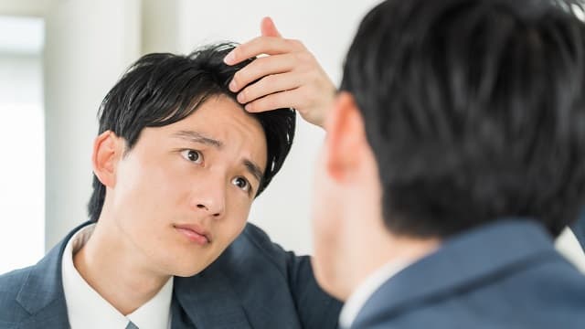 テストステロンは薄毛の原因？日常生活でもできる薄毛の改善方法も解説！