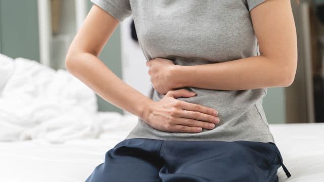 生理中に胃が痛いと感じる原因は？胃痛の対処法や予防策を解説