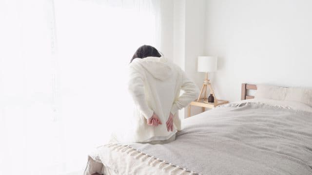生理で腰が痛いときの対処法は？腰痛の原因や予防法も解説