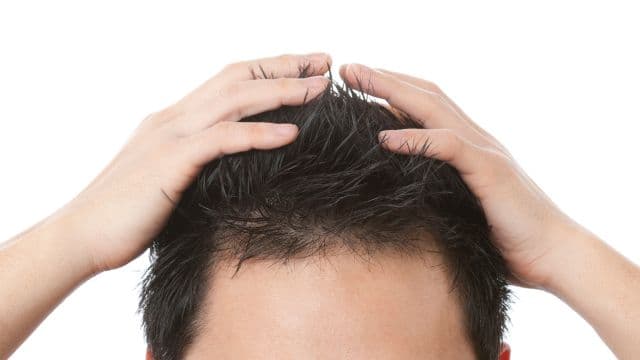 頭皮が硬いのはなぜ？原因やセルフチェック法を解説