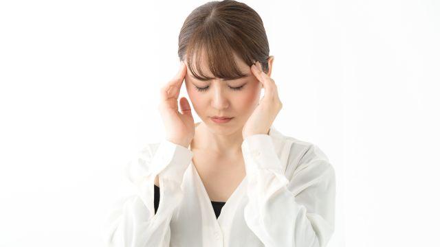 生理前に頭痛が起きる原因とは？月経周期と片頭痛の関連について解説