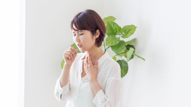 生理前の症状「喉の痛み」は風邪？それともPMS？原因や対処法を解説