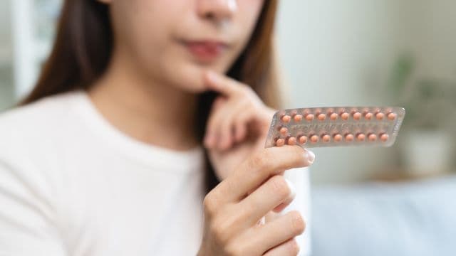 ピル以外に生理を遅らせる方法はある？ピルの服用方法やメリットも解説