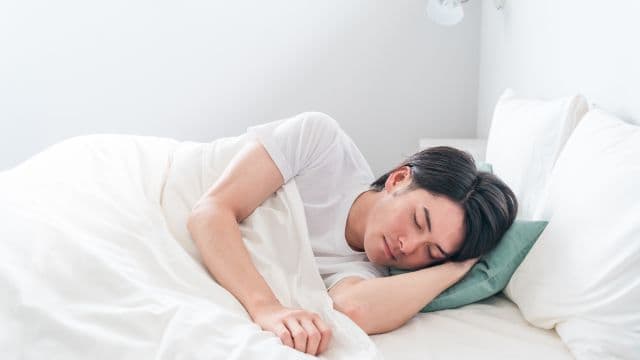 薄毛は睡眠で治る？原因や改善するための方法、眠りの質を高める習慣を解説