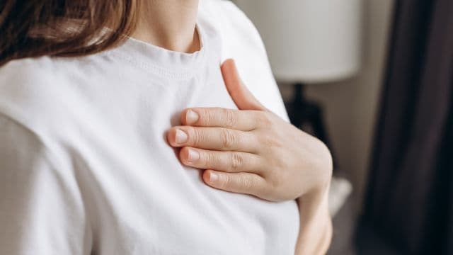 排卵日に胸が張る原因は？排卵日前後に起こりやすい症状について解説