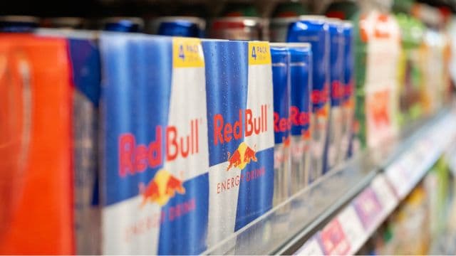 エナジードリンクは抜け毛の原因になる？薄毛になりやすい食事も解説