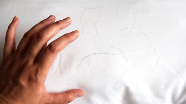 抜け毛が増える時期はいつ？対策方法やAGAとの見極め方を紹介