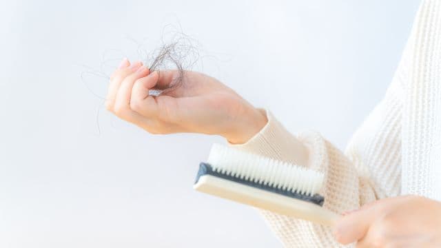 抜け毛がひどい人必見！髪の毛が抜ける原因とは？対策・予防法を解説