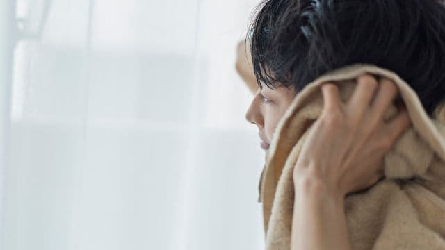お風呂で抜ける髪の毛の本数は？抜け毛が多い原因と正しいシャンプーの方法