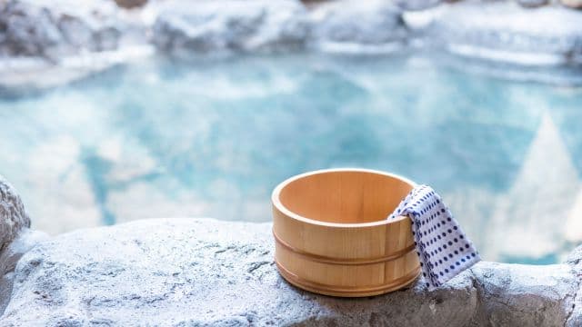 生理中に温泉は入れる？入浴でのリスクや温泉旅行での注意点を解説