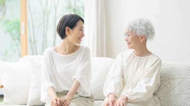 昔話で高齢者の孤独を防ぎ、回想支援の専門家を育成して対話の場を作る企業