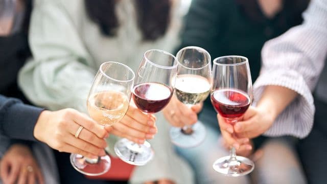 低用量ピル服用中にお酒を飲んでも問題ない？飲酒する際の注意点とは