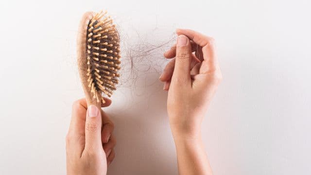 冬は抜け毛が増える季節？原因と対策を解説