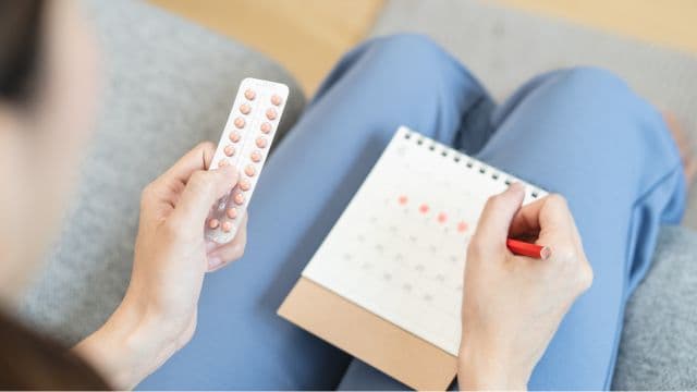 ピルの服用中に予定より早く生理がきた理由は？2つの原因と対処法を紹介
