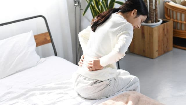 背中が痛いと生理前に感じたら？原因や対処法、病気の可能性を解説