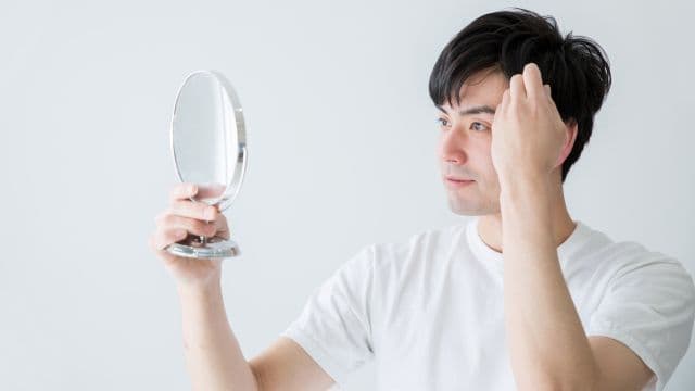 髪が細くなったと感じたら？考えられる原因と対処法を解説