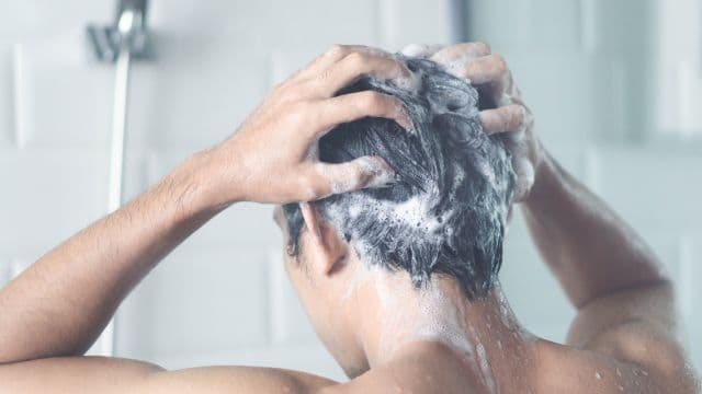 シャンプー時の抜け毛が前より増えた？気になる原因や正しい洗髪方法を解説