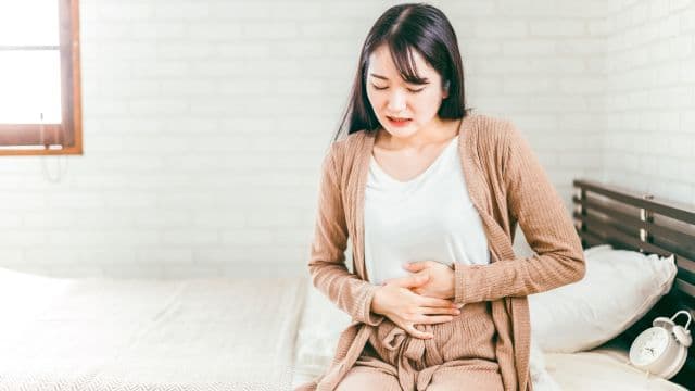 生理前に子宮や下腹部が痛い原因は？PMSの主な症状や対処法を解説
