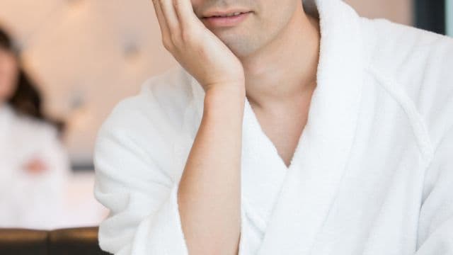 アルコールを飲みすぎると勃たないのは本当？お酒と勃起・EDの関係を解説