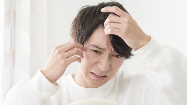 短い毛が抜けるのはなぜ？抜け毛の原因と対策を紹介