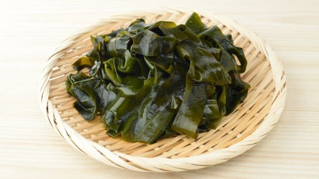 わかめを食べると髪の毛が伸びる？薄毛改善の方法を解説