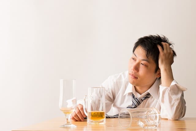 飲酒すると薄毛になる？アルコールが髪に与える影響を解説