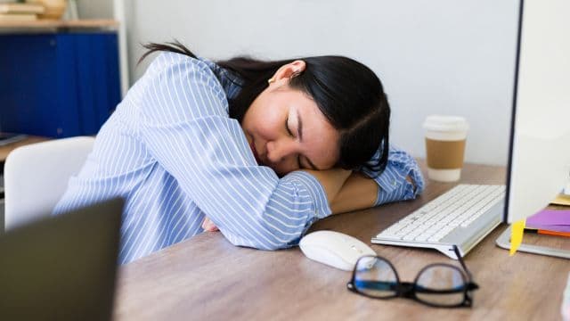 生理前・生理中に眠いときの対処法！眠気の原因や予防策も紹介