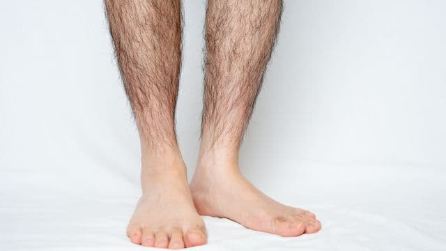 体毛が濃いとはげる？AGAの原因となるホルモンや薄毛対策について解説