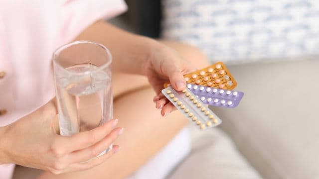 ピルで生理を遅らせる・早める方法とは？ずらす際の注意点も解説