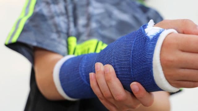 通気性が良く軽い網目状の最新固定材で、骨折時の負担を減らす企業