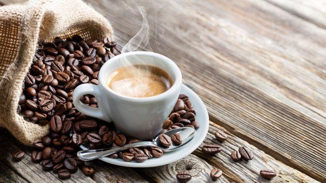 カフェインは勃起に良い？カフェインと勃起の関係と摂取量の目安を解説