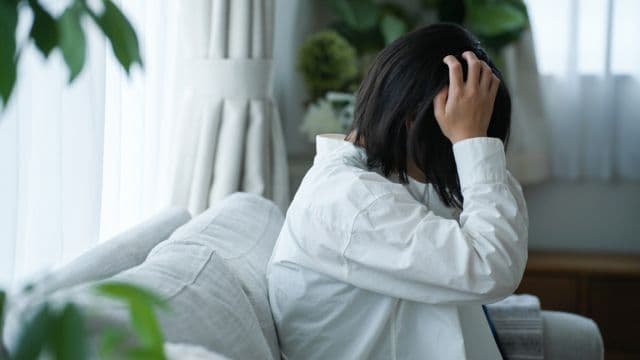 排卵日前後にイライラするのはなぜ？原因や月経前症候群の症状、対策を解説